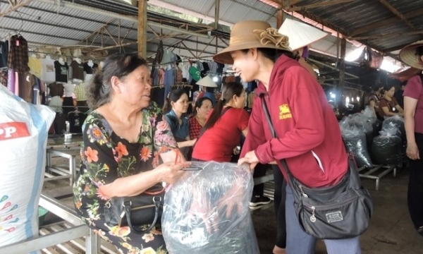 Hundred years of the ‘first famous tea’: Thai Nguyen tea market - Comforters and plastic bags to go to early market days